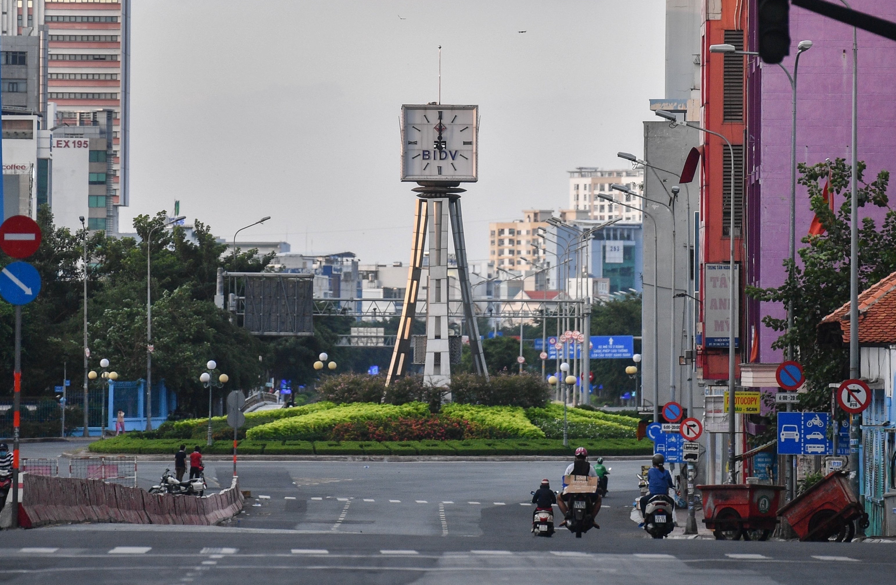 CSGT TP.HCM kien nghi do bo vong xoay Dien Bien Phu hinh anh