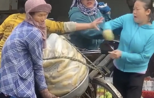 Nguoi phu nu danh toi tap ba ban bap dao bi phat 6,5 trieu dong hinh anh