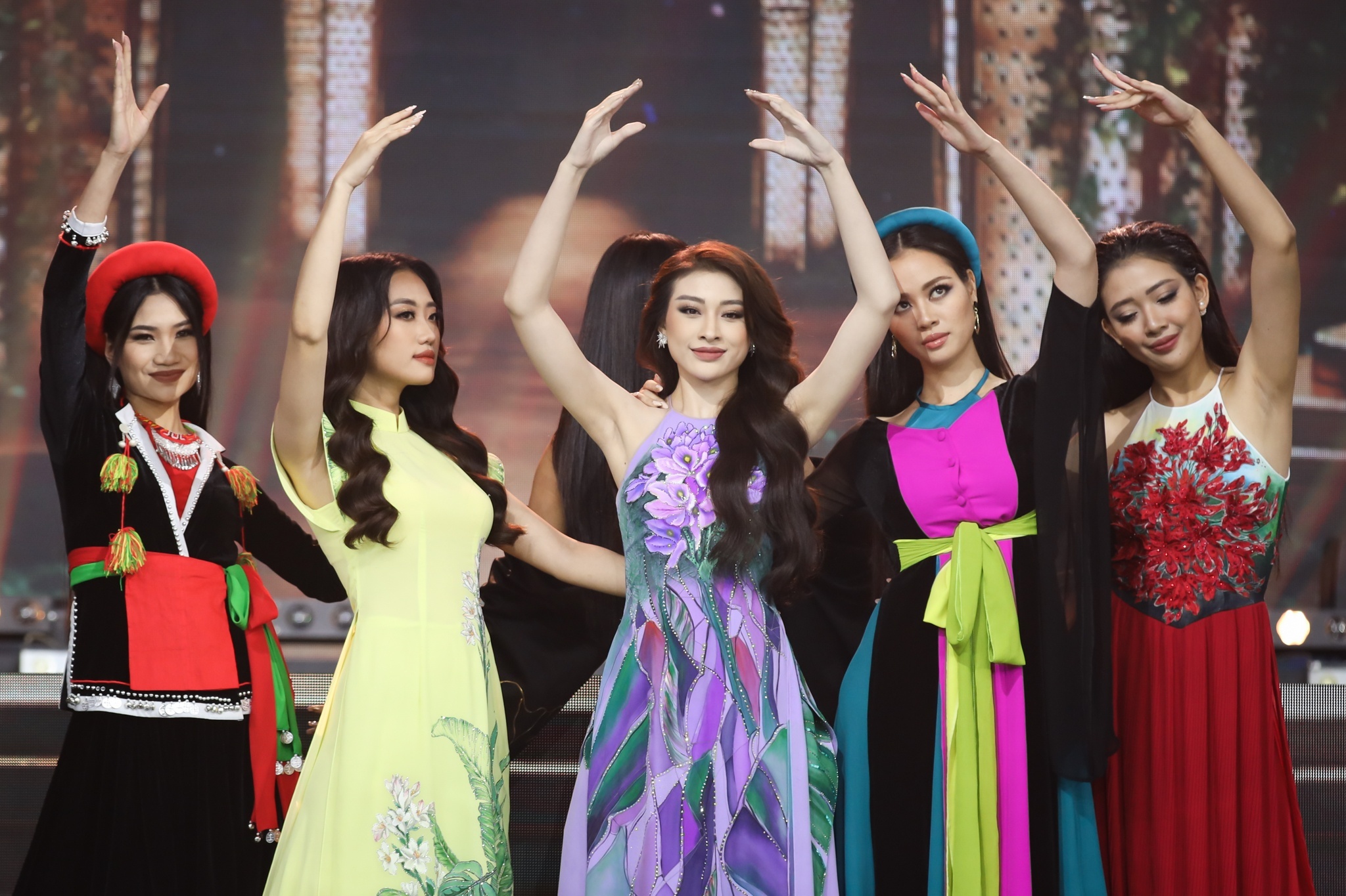 Bo Van hoa phan hoi cau hoi 'thi sac dep loi ich gi cho xa hoi' hinh anh