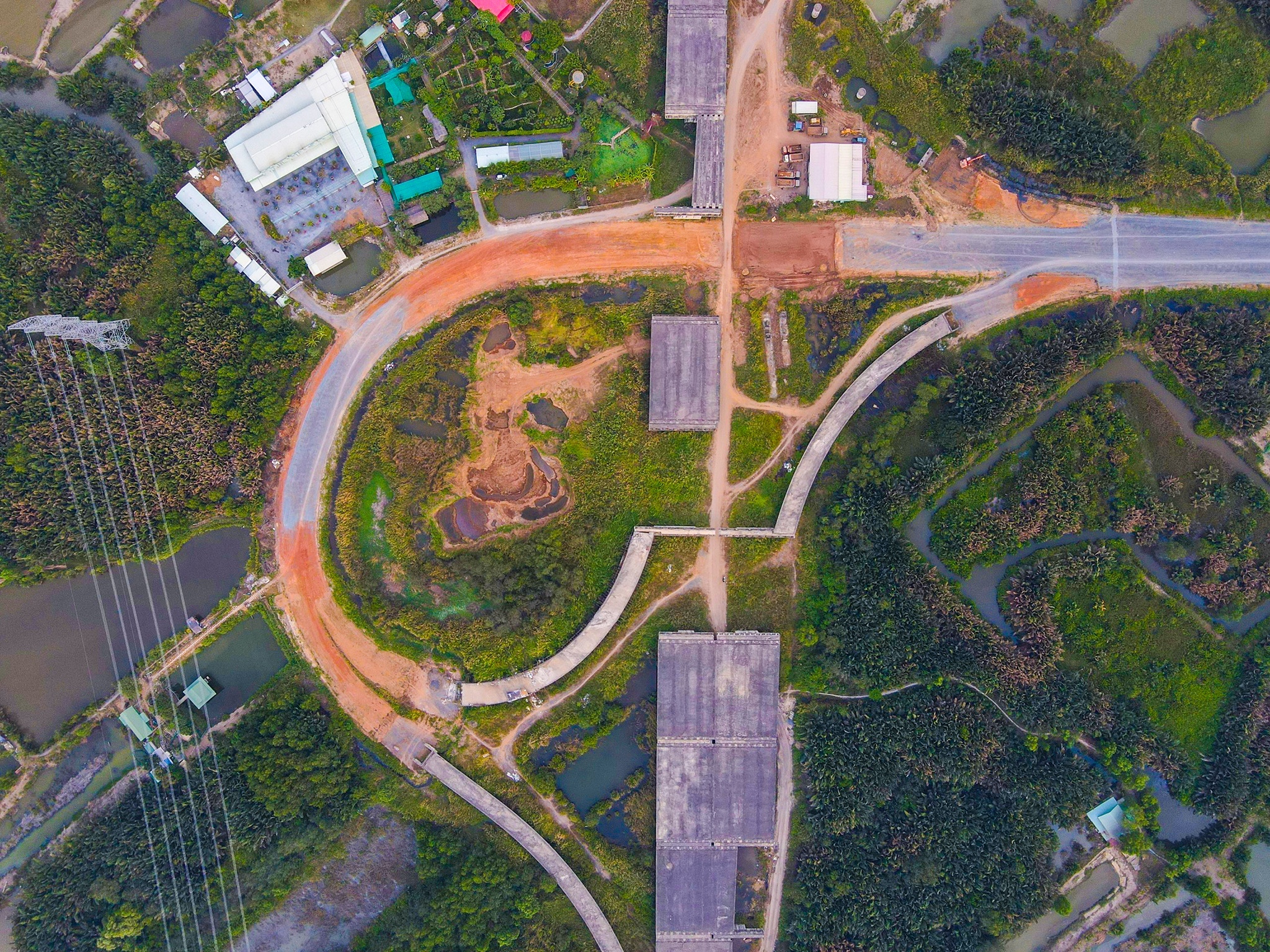 Ben Luc Long Thanh anh 1