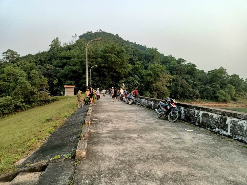 Mot tre bi duoi nuoc tai mieng cong cap nuoc thuy loi hinh anh