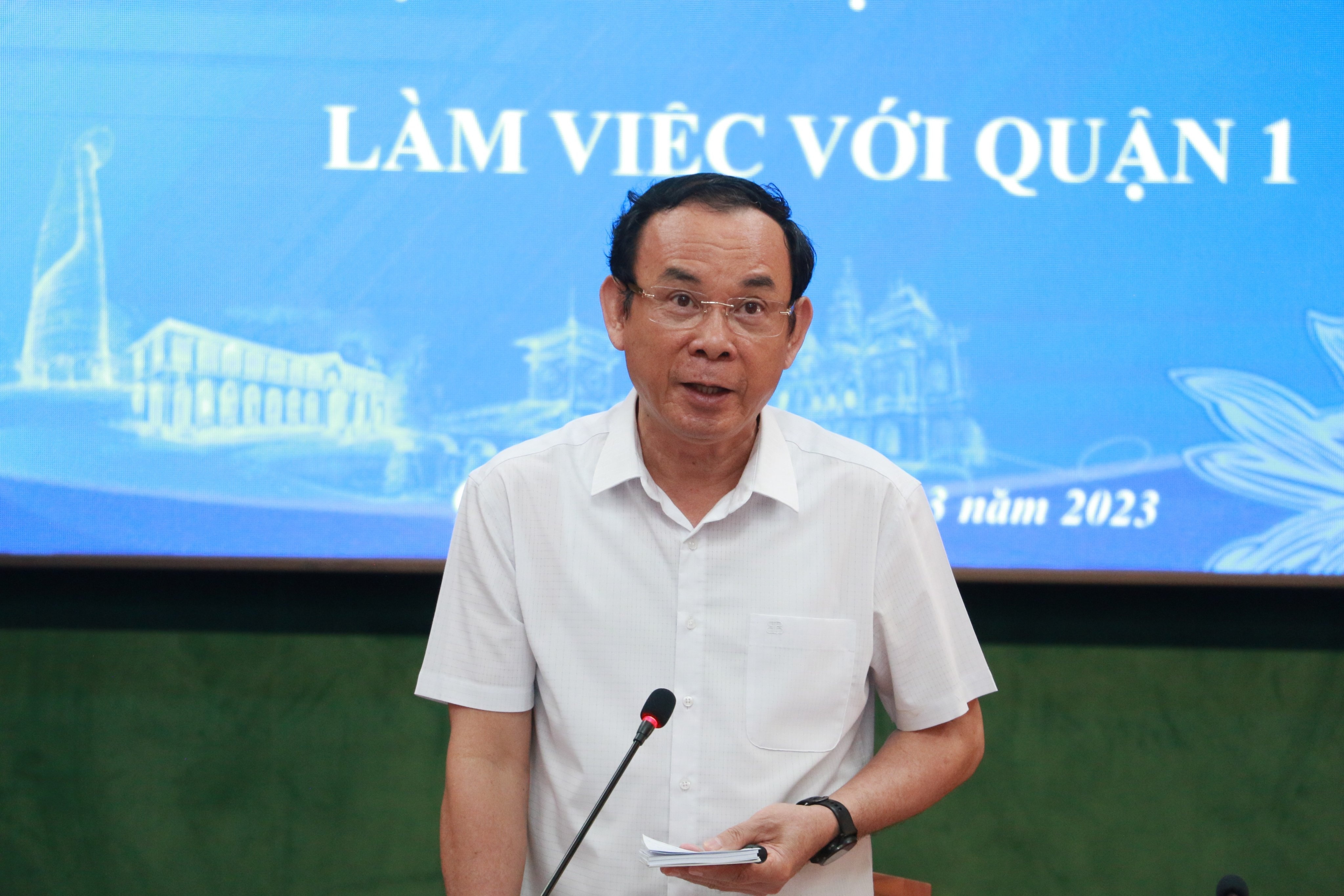 Bi thu TP.HCM yeu cau quan 1 lap them nha ve sinh di dong hinh anh