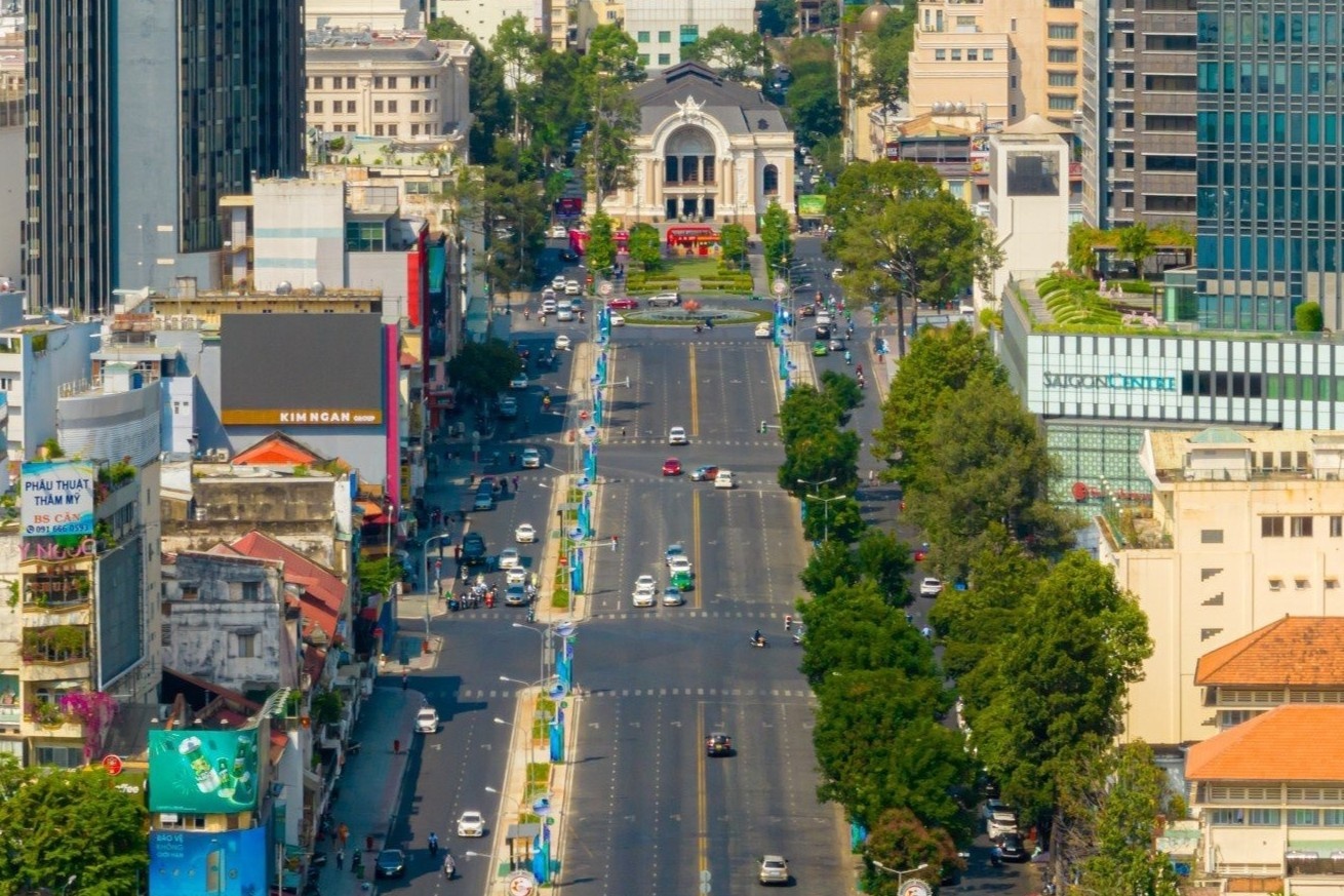 Hien trang duong Le Loi, noi duoc de xuat lap mai che via he hinh anh