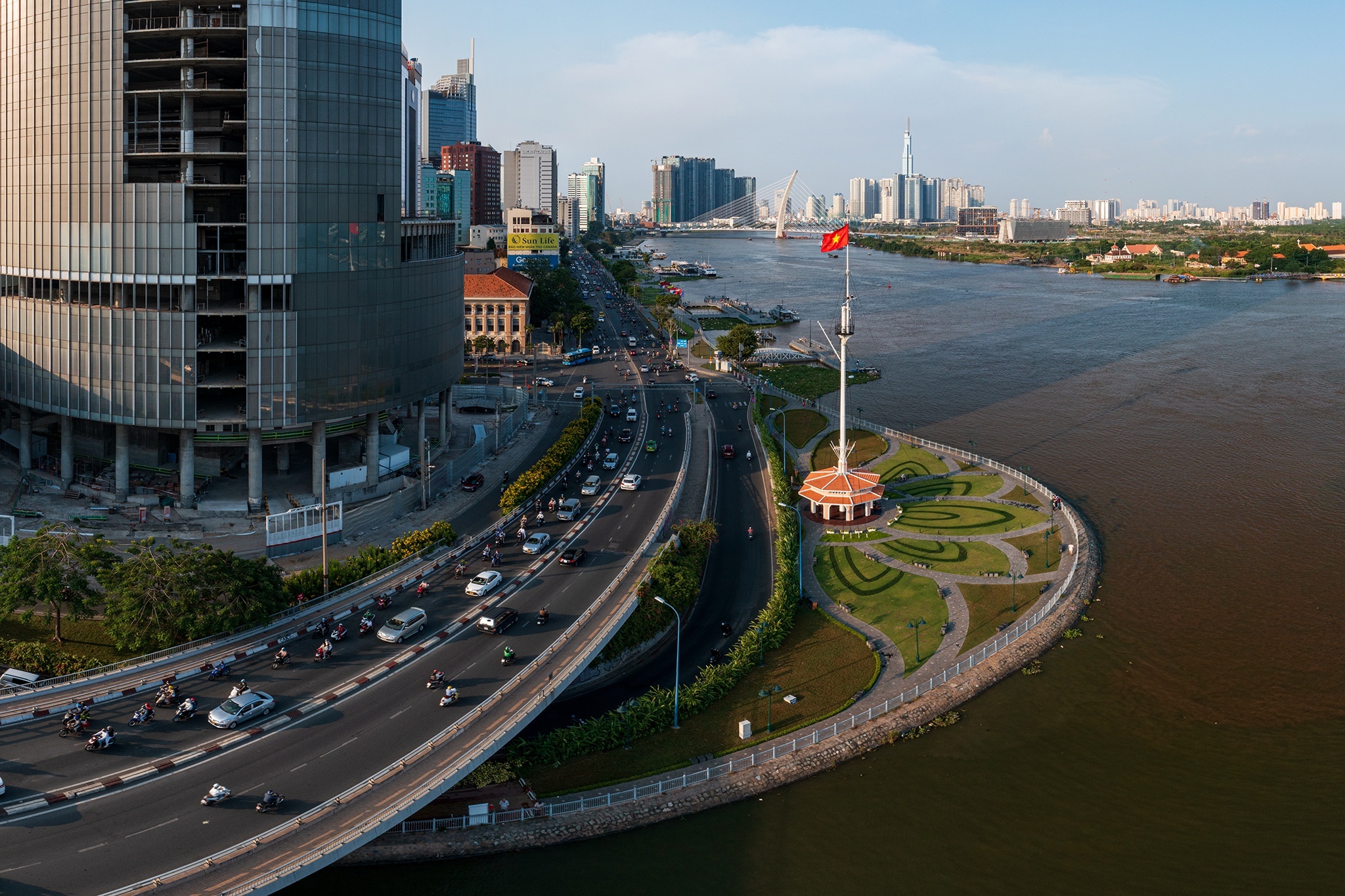 Nghien cuu xay cau bo hanh noi pho di bo Nguyen Hue voi ben Bach Dang hinh anh