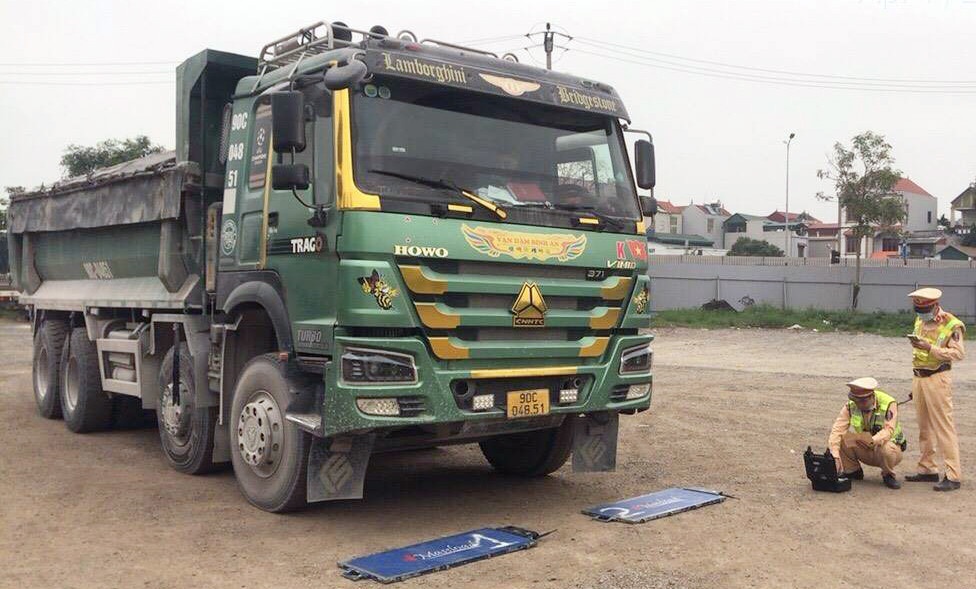 Nut bam dac biet cua xe qua tai, 'khac nhap khac xuat' khi gap cong an hinh anh