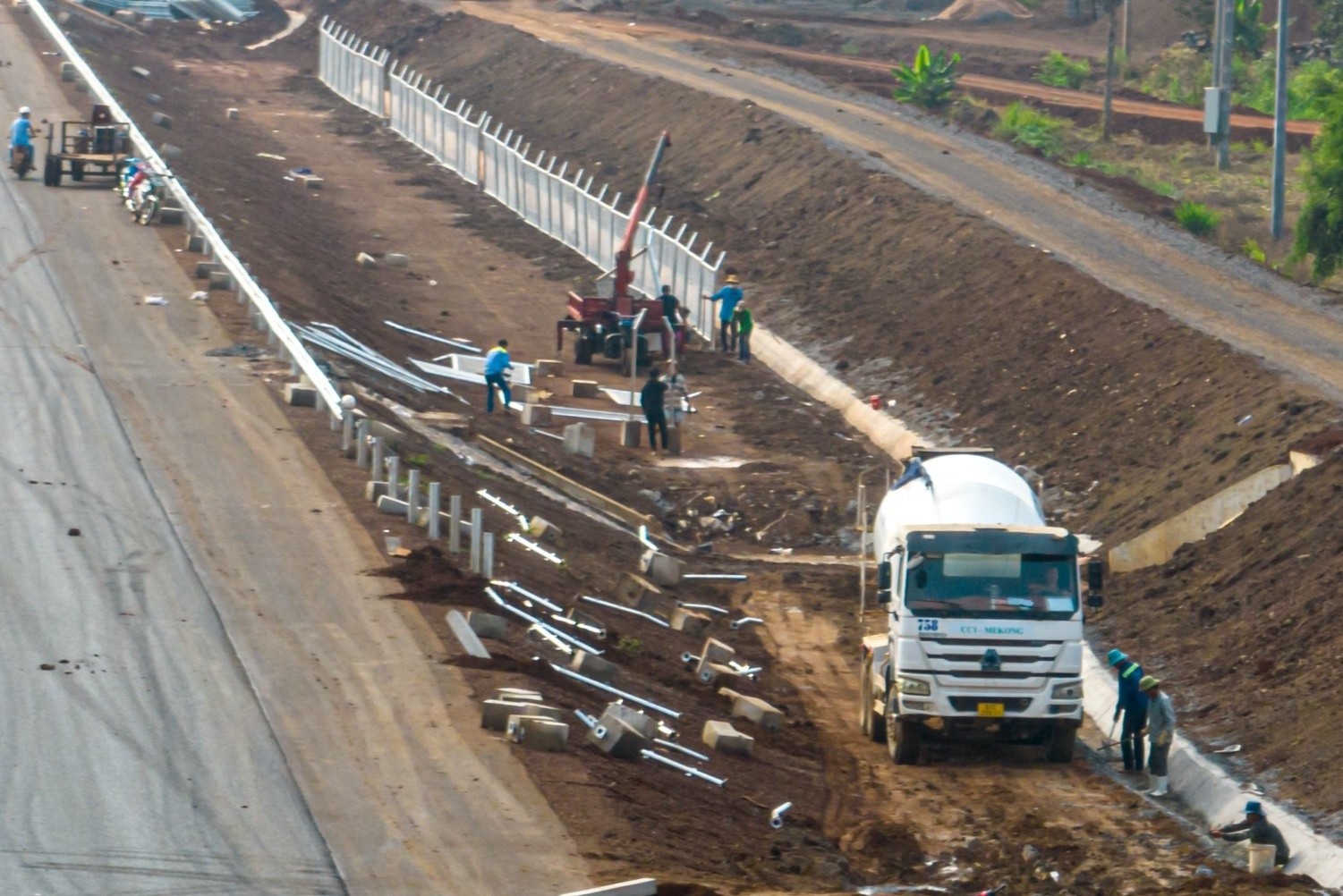 Nhieu hang muc ‘chay nuoc rut’ tren cao toc Phan Thiet - Dau Giay hinh anh