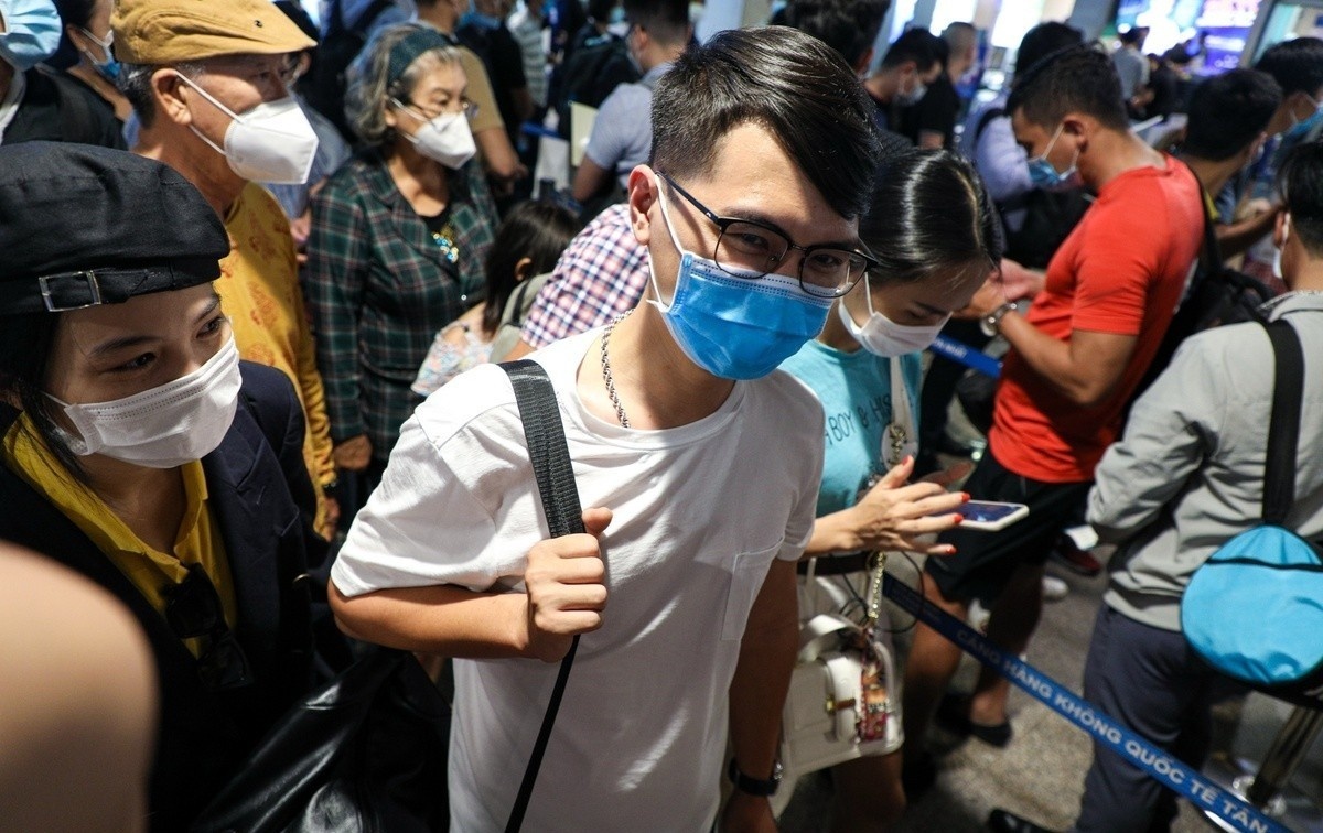 Tan Son Nhat du kien don hon 700.000 khach trong cao diem 30/4 hinh anh