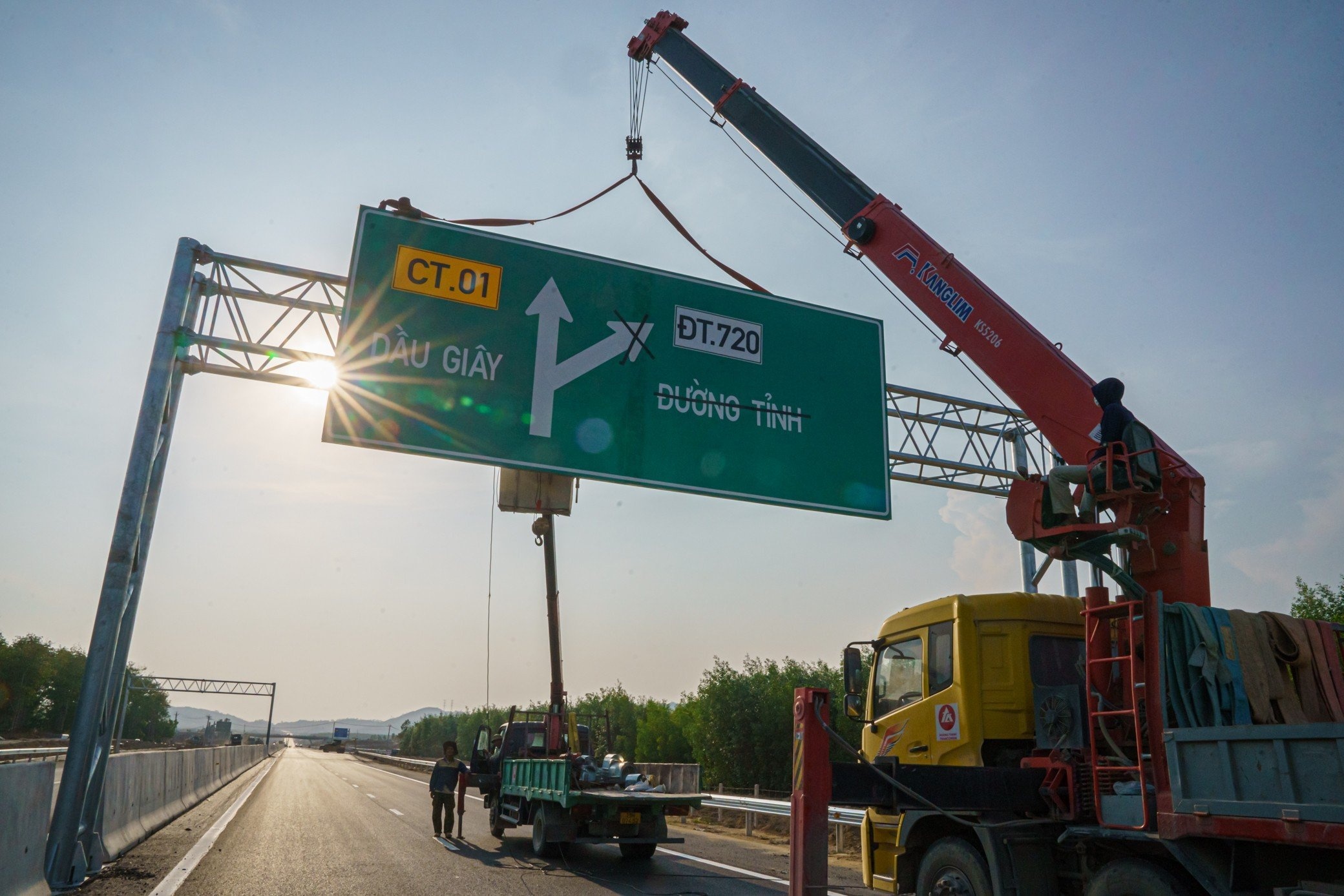 Cap tap hoan thien cao toc Phan Thiet - Dau Giay truoc gio thong xe hinh anh