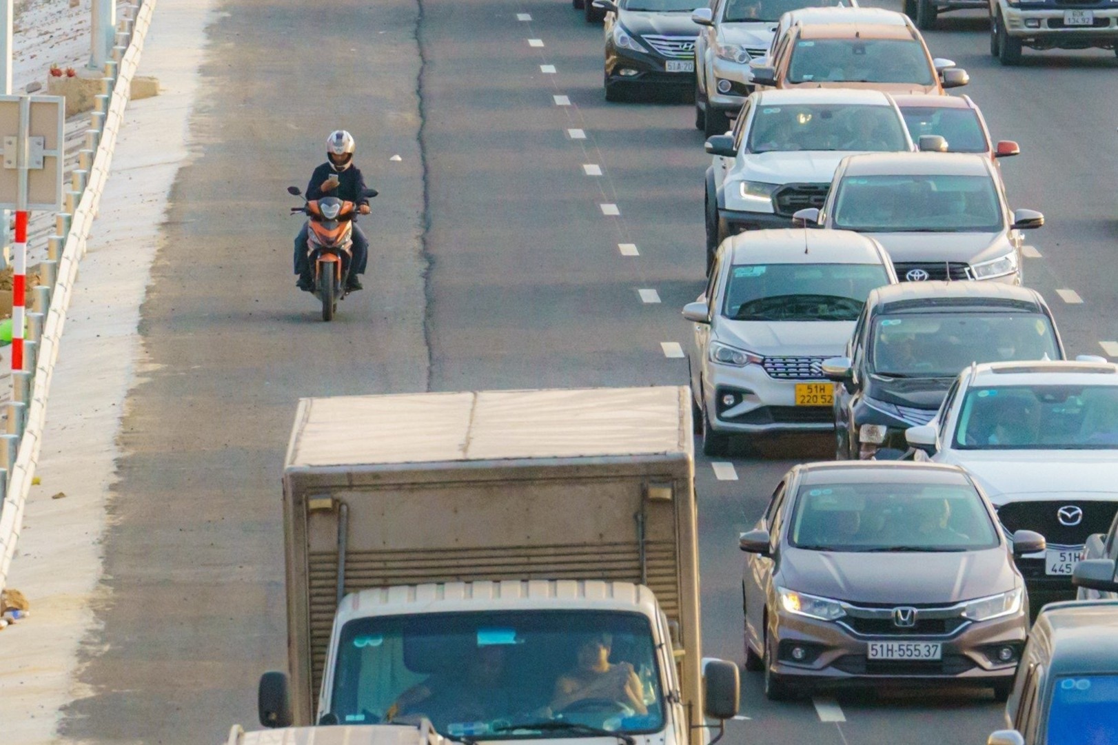 Xe may chay vao cao toc Phan Thiet - Dau Giay trong ngay khanh thanh hinh anh