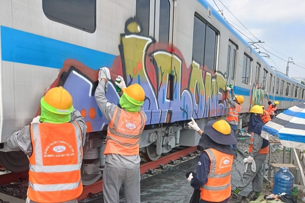 Tay rua hinh ve bay tren tau metro so 1 hinh anh