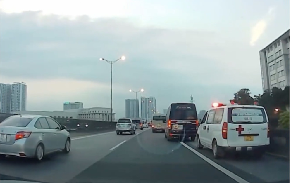 Xac minh xe khach chen ep, khong chiu nhuong duong xe cuu thuong hinh anh