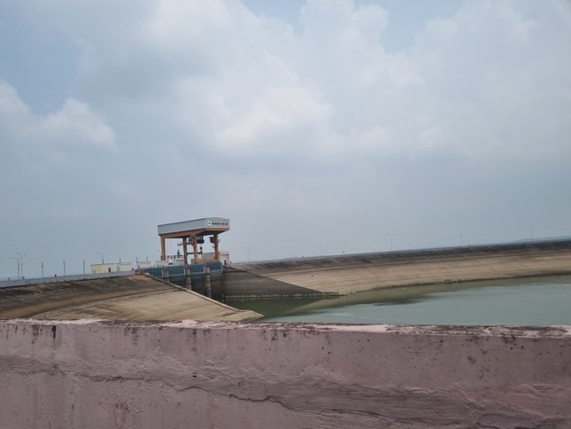 Ho thuy dien Tri An can muc nuoc chet hinh anh