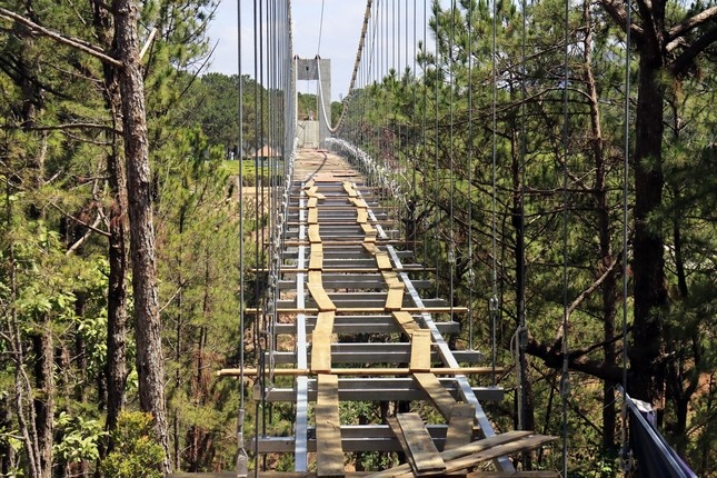 Cho hoan thien cau day kinh tung xay khong phep o Thung lung Tinh yeu hinh anh