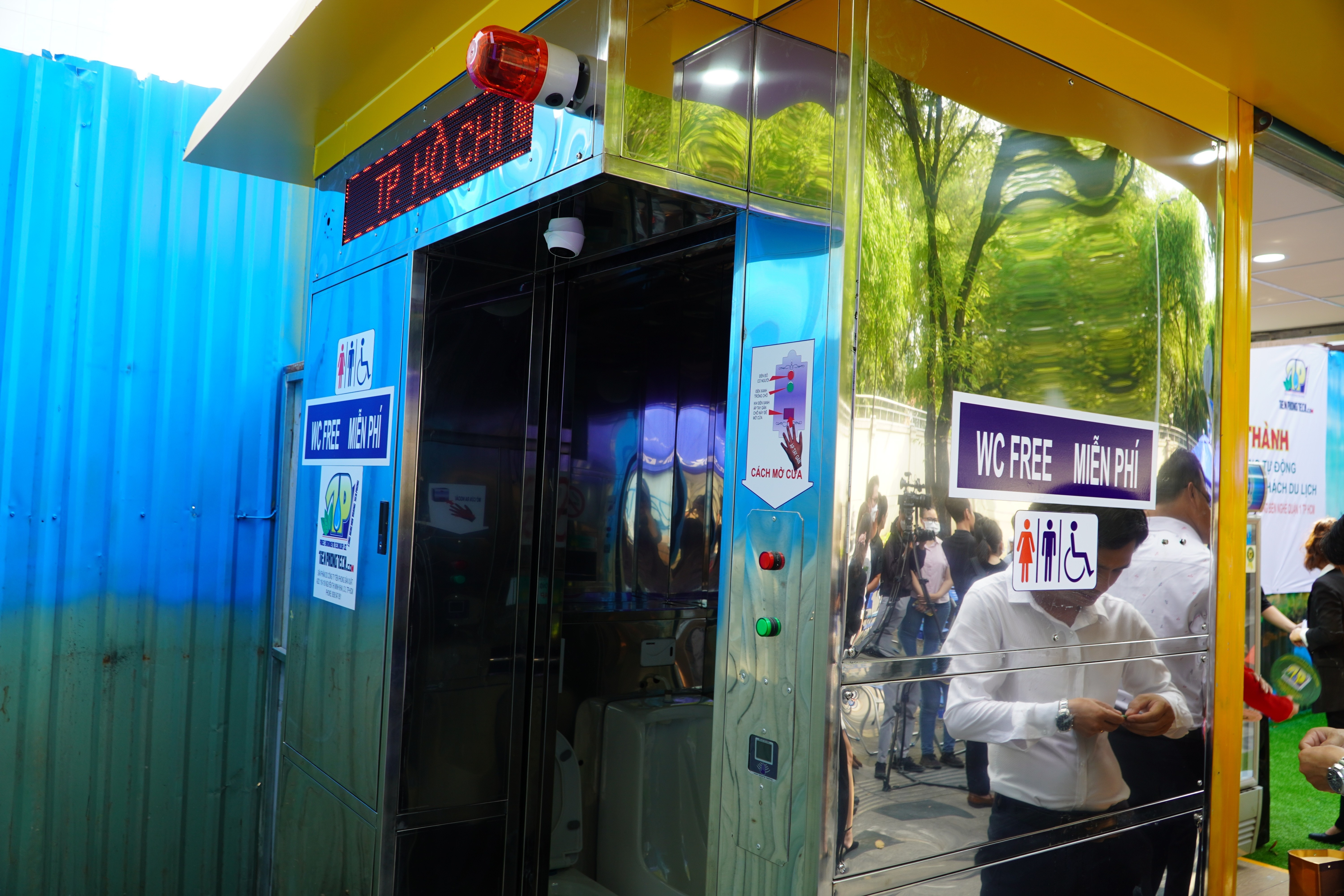 TP.HCM dua vao su dung 2 nha ve sinh cong cong o khu 'dat vang' hinh anh