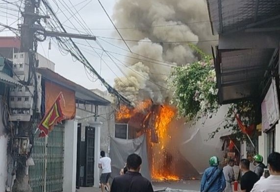 Khoi lua ngun ngut bao trum day ki-ot, dan hoang loan bo chay hinh anh