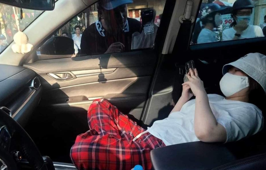 Mac cong an keu goi, co gai nam nghe nhac 2 gio trong oto hinh anh