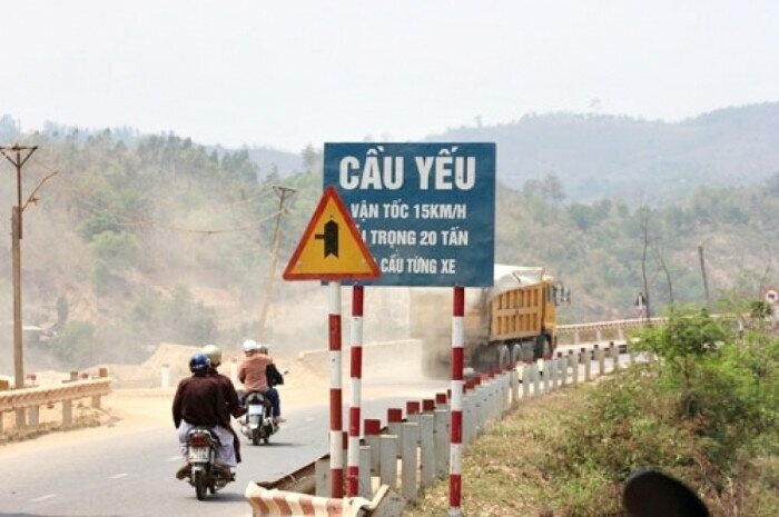 Vuong mat bang, du an cai tao cau yeu tren quoc lo cham tien do hinh anh