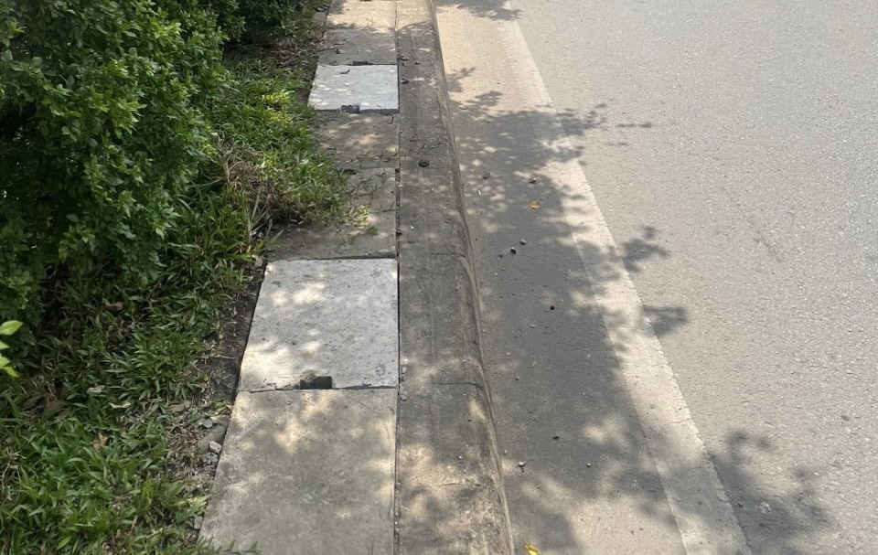 Hon 200 nap cong o xa lo Ha Noi bi pha lay cot thep hinh anh