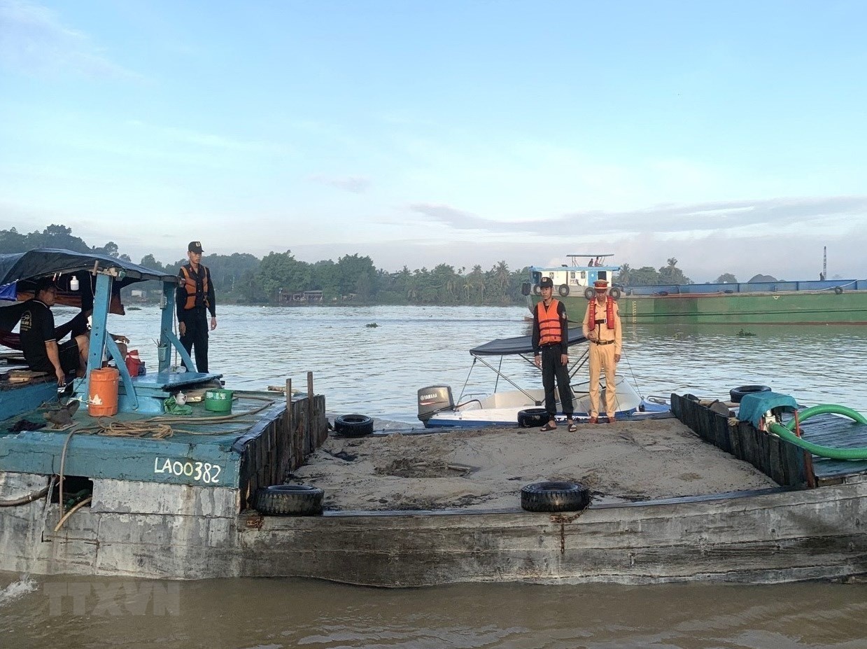 Phat hien 7 tau khai thac trai phep tren song, thu giu hon 600 m3 cat hinh anh