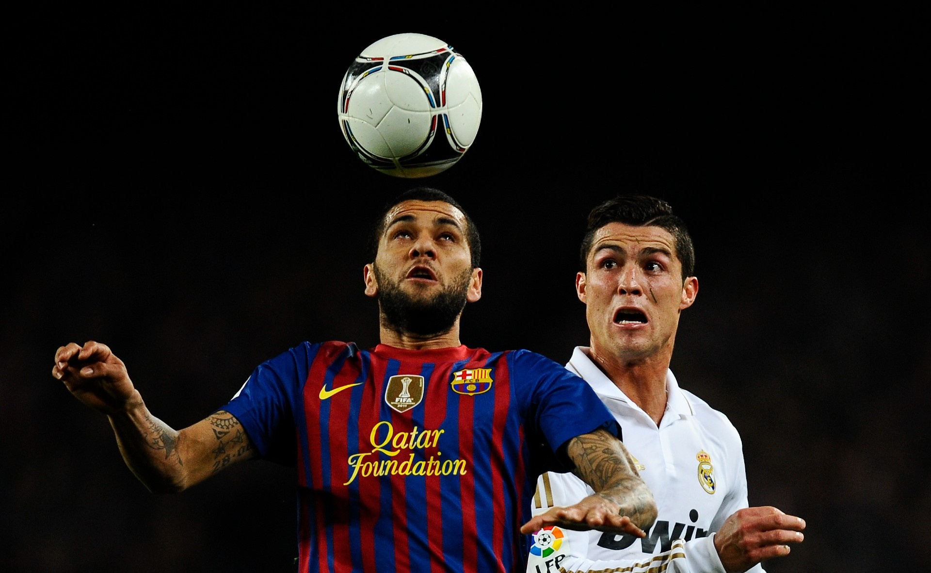 Dani Alves ne phuc Ronaldo hon Messi hinh anh