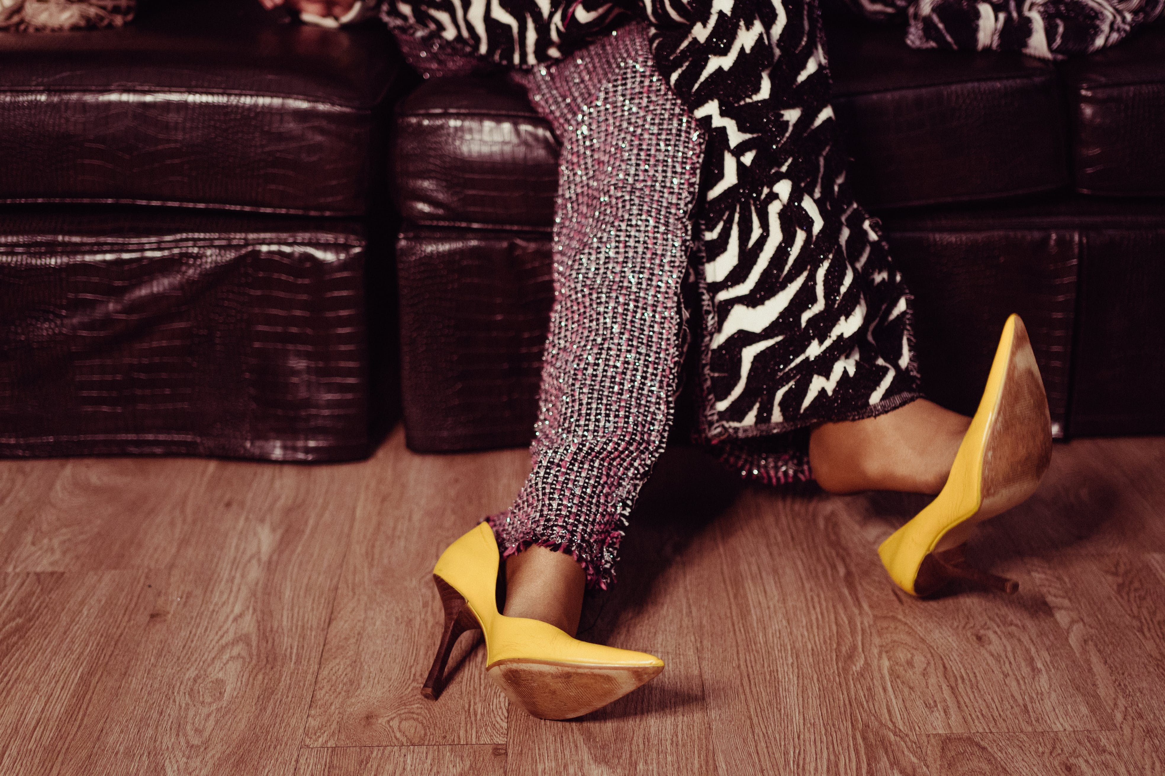 Ai phai 'coi giay' khi tham nha nguoi khac? hinh anh