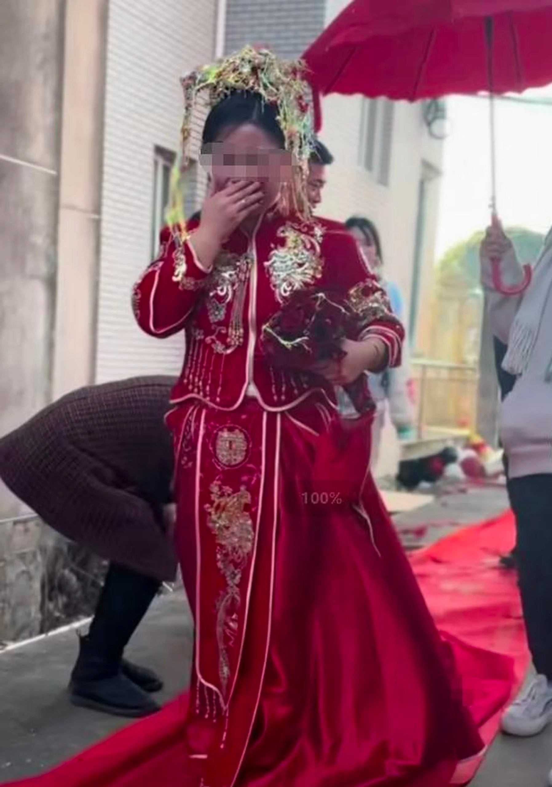 co dau bong mat,  bit xit day chay,  binh xit trang tri,  co dau Trung Quoc,  dam cuoi Trung Quoc anh 1