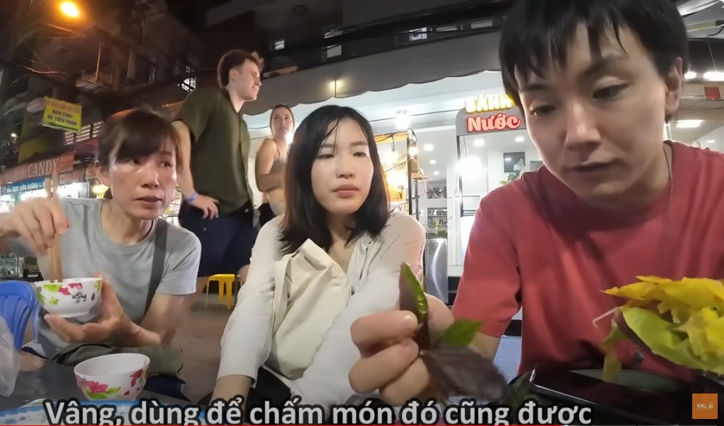 an trung vit lon,  lan dau an trung,  du khach Nhat Ban anh 1