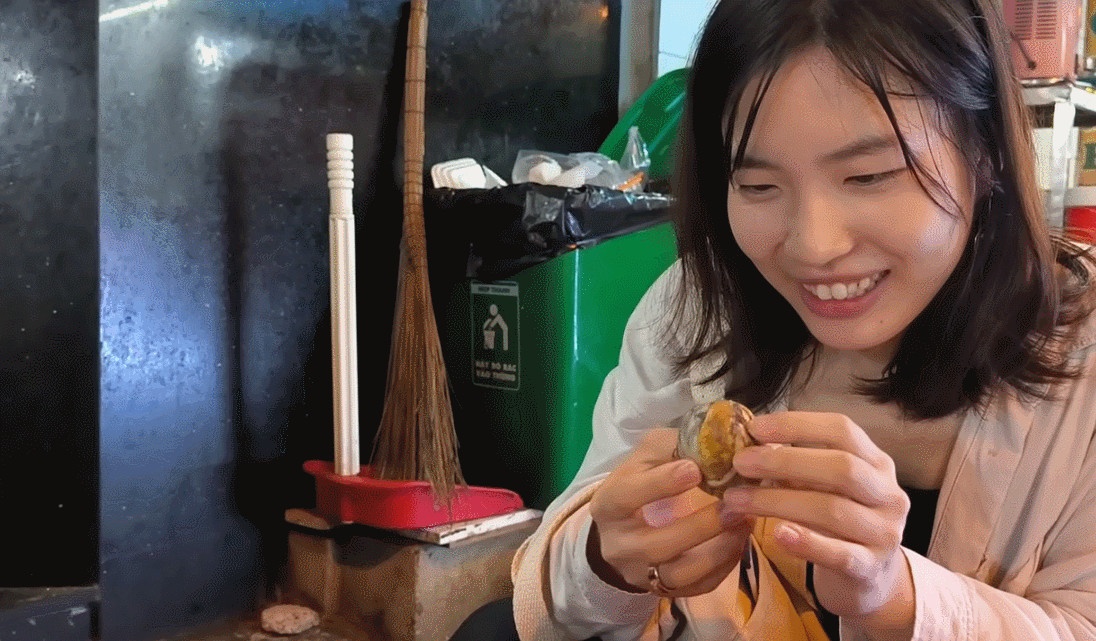 Phan ung cua co gai Nhat lan dau an trung vit lon o TP.HCM hinh anh