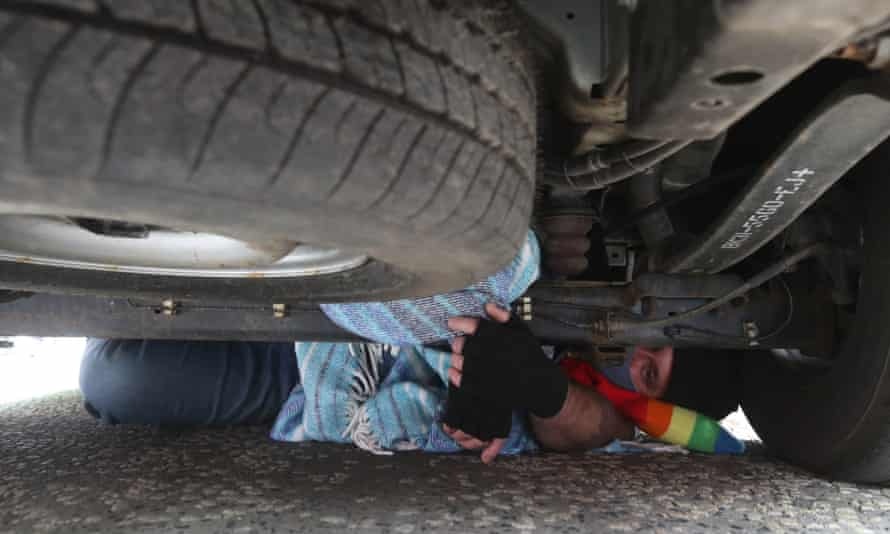 Dan dia phuong vay xe canh sat, doi tha nguoi nhap cu hinh anh