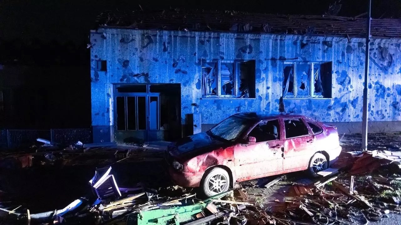 Loc xoay tai Czech khien nhieu nguoi thiet mang hinh anh