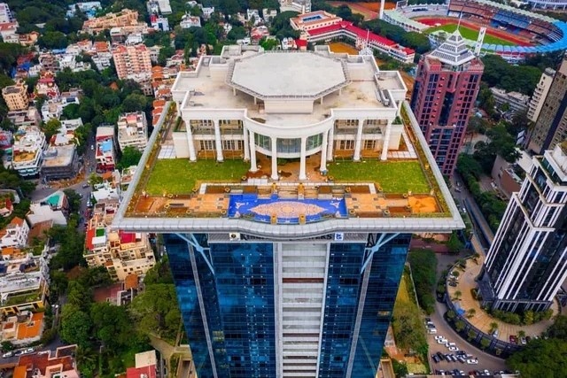 Can biet thu 'chu khong the o' tren dinh toa thap choc troi tai An Do hinh anh