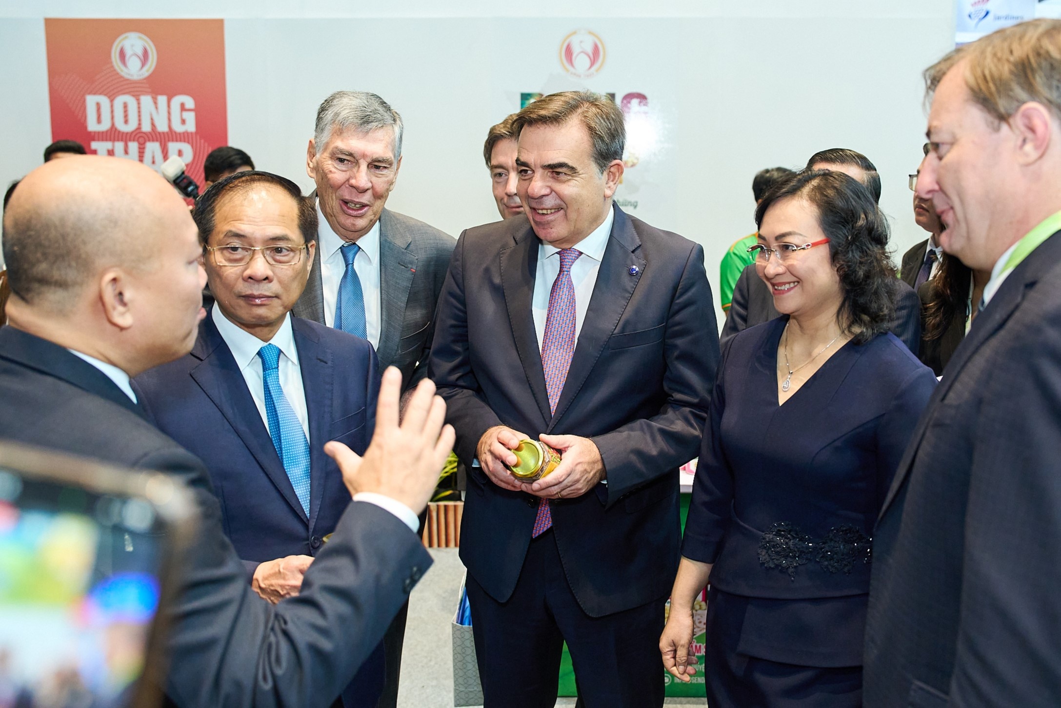 Pho chu tich Uy ban chau Au: EU se dau tu chat luong vao Viet Nam hinh anh