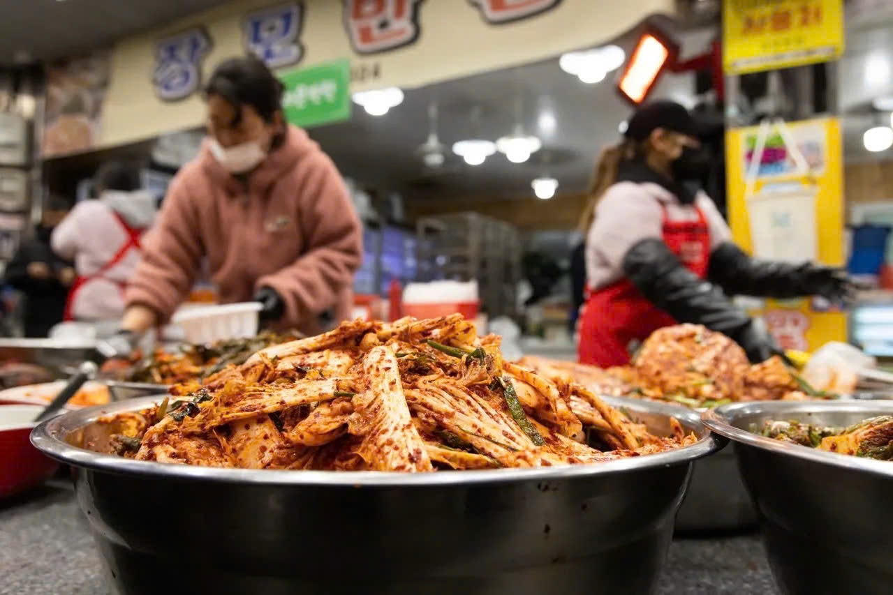 Han Quoc lo thieu kim chi vi gia cai thao tang vot hinh anh