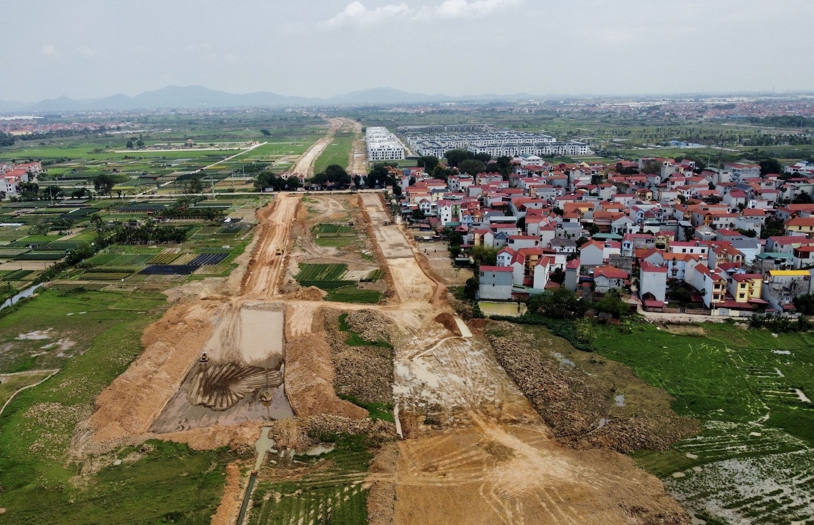 Bang gia dat Ha Noi tang manh, co nha lo ton chuc ty chuyen doi hinh anh