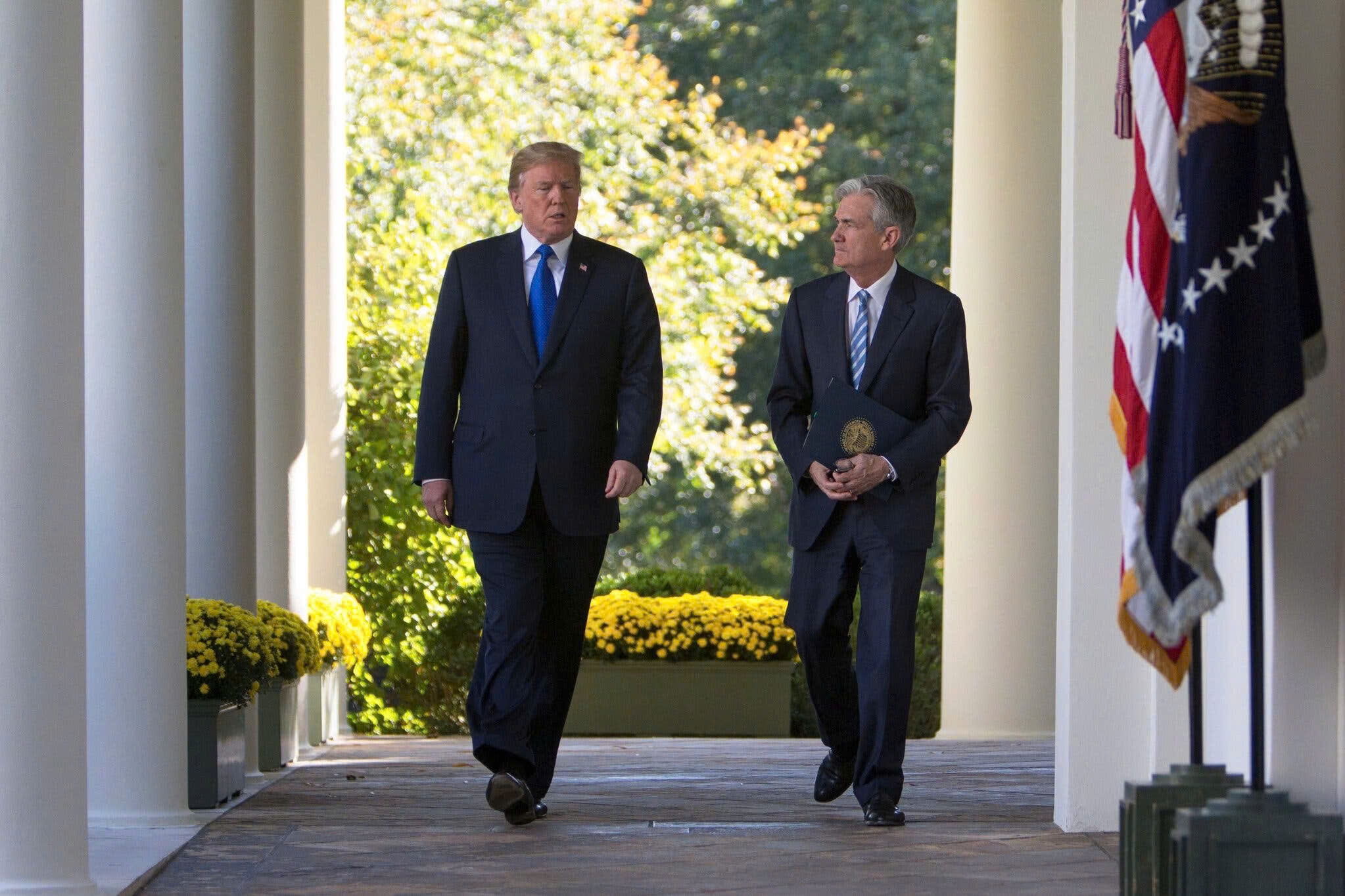 Ong Trump dac cu thach thuc su doc lap cua Fed hinh anh