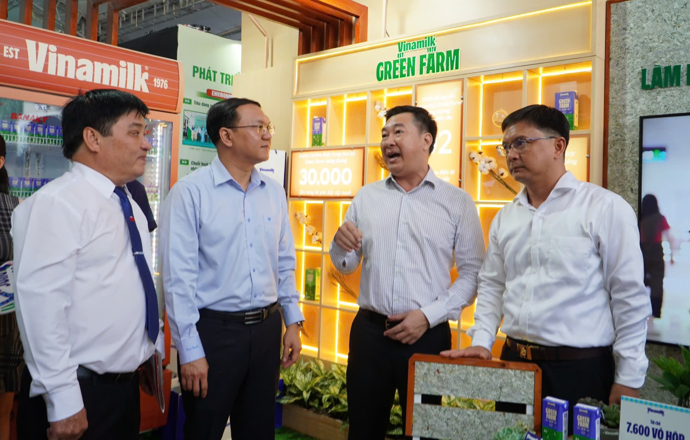 Hang loat 'ong lon' dem san pham xanh den TP.HCM hinh anh