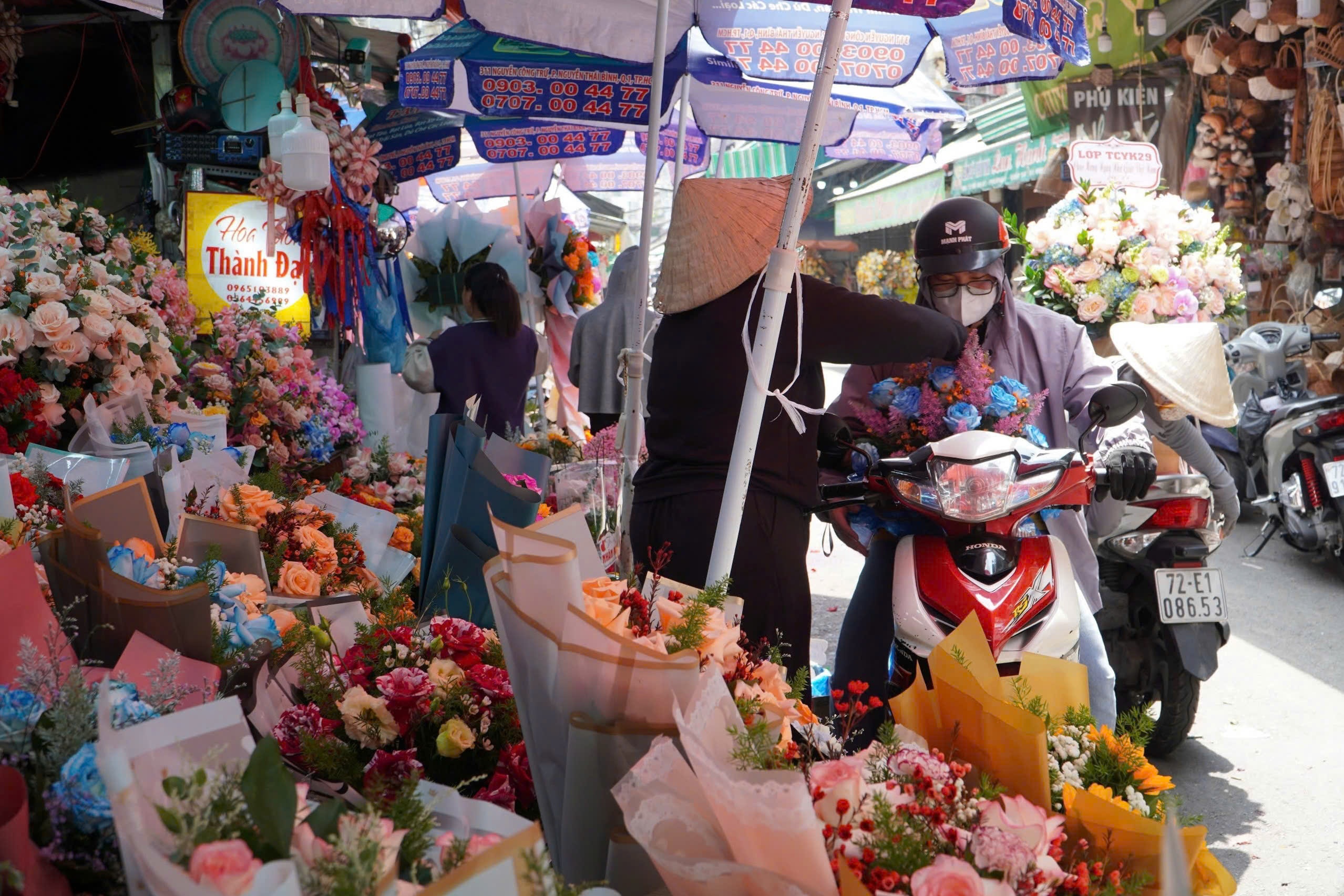 hoa 20/11 tang gia,  suc mua hoa giam anh 1