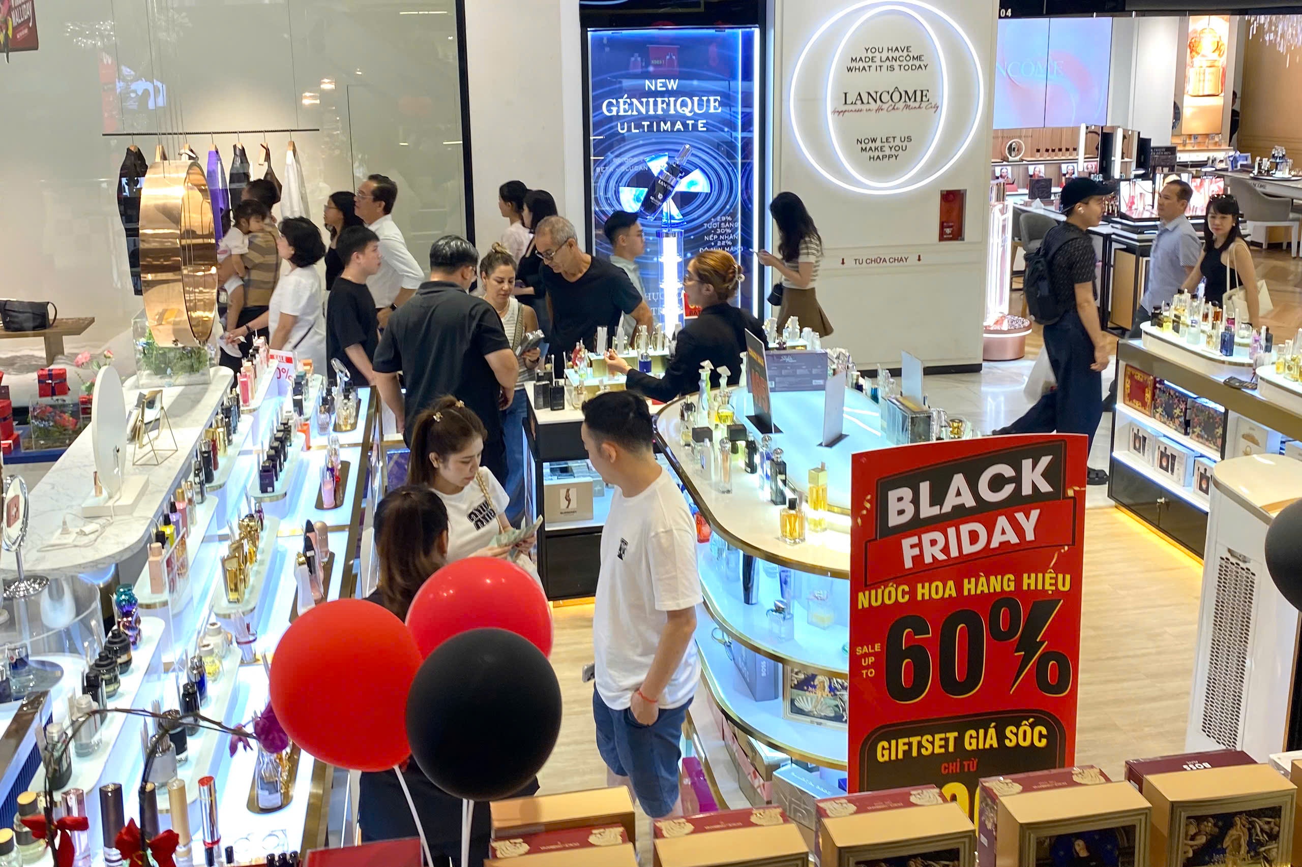 Di tu Long An len TP.HCM, danh 3 ngay de san sale Black Friday hinh anh