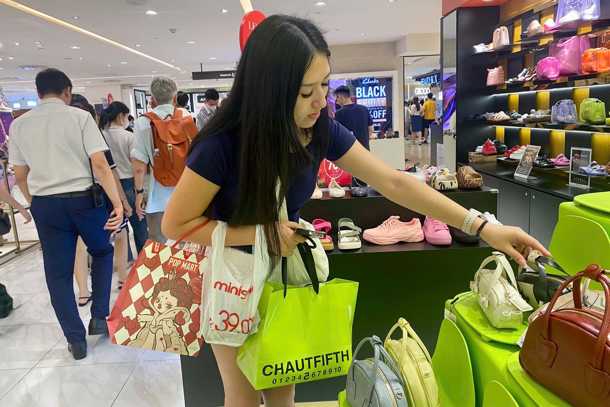 Khach Tay bat ngo voi Black Friday o Viet Nam hinh anh