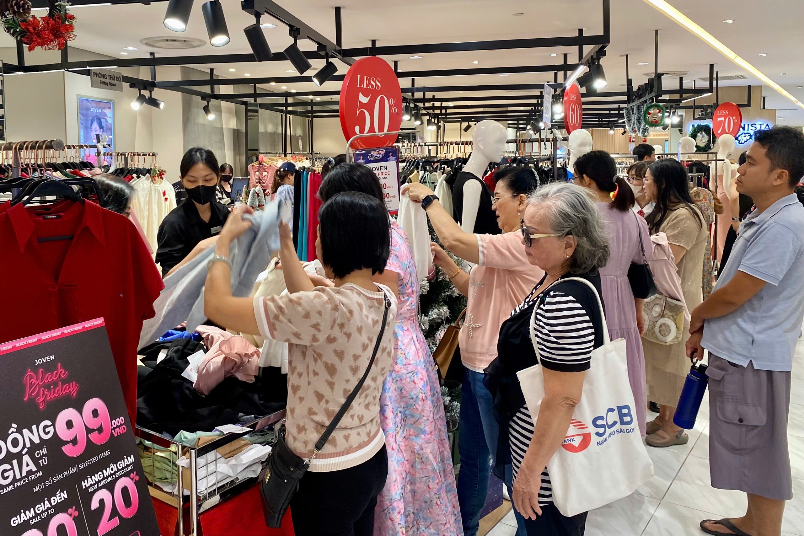 Xin nghi lam de di 'san sale' Black Friday hinh anh