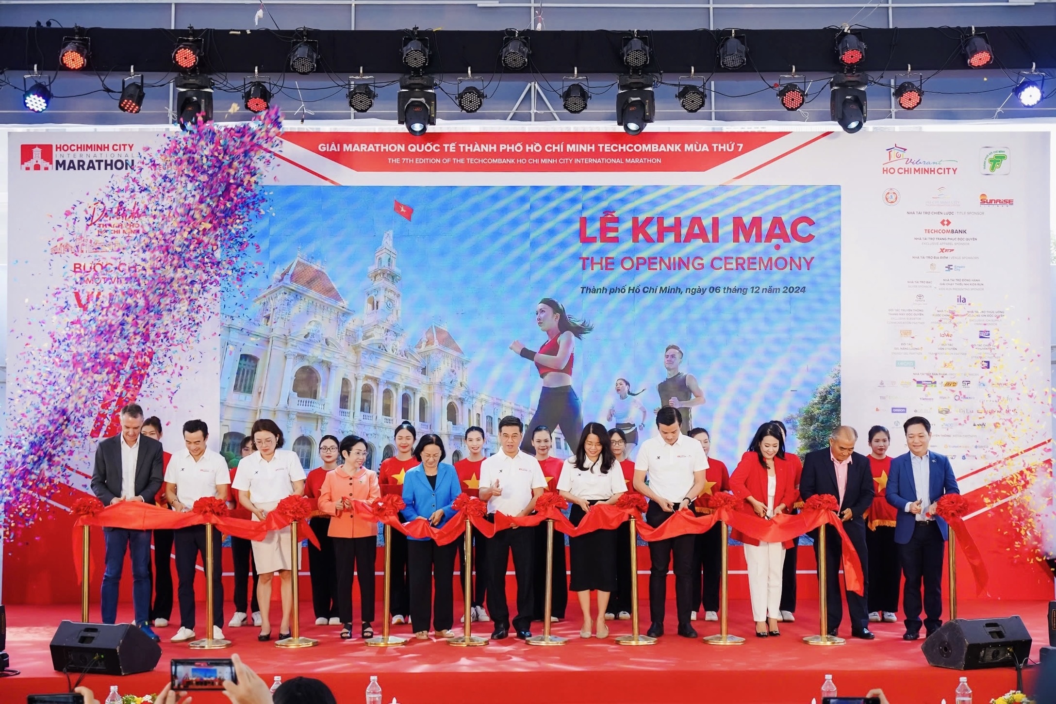 Giai Marathon Quoc te TP.HCM Techcombank hut so van dong vien ky luc hinh anh