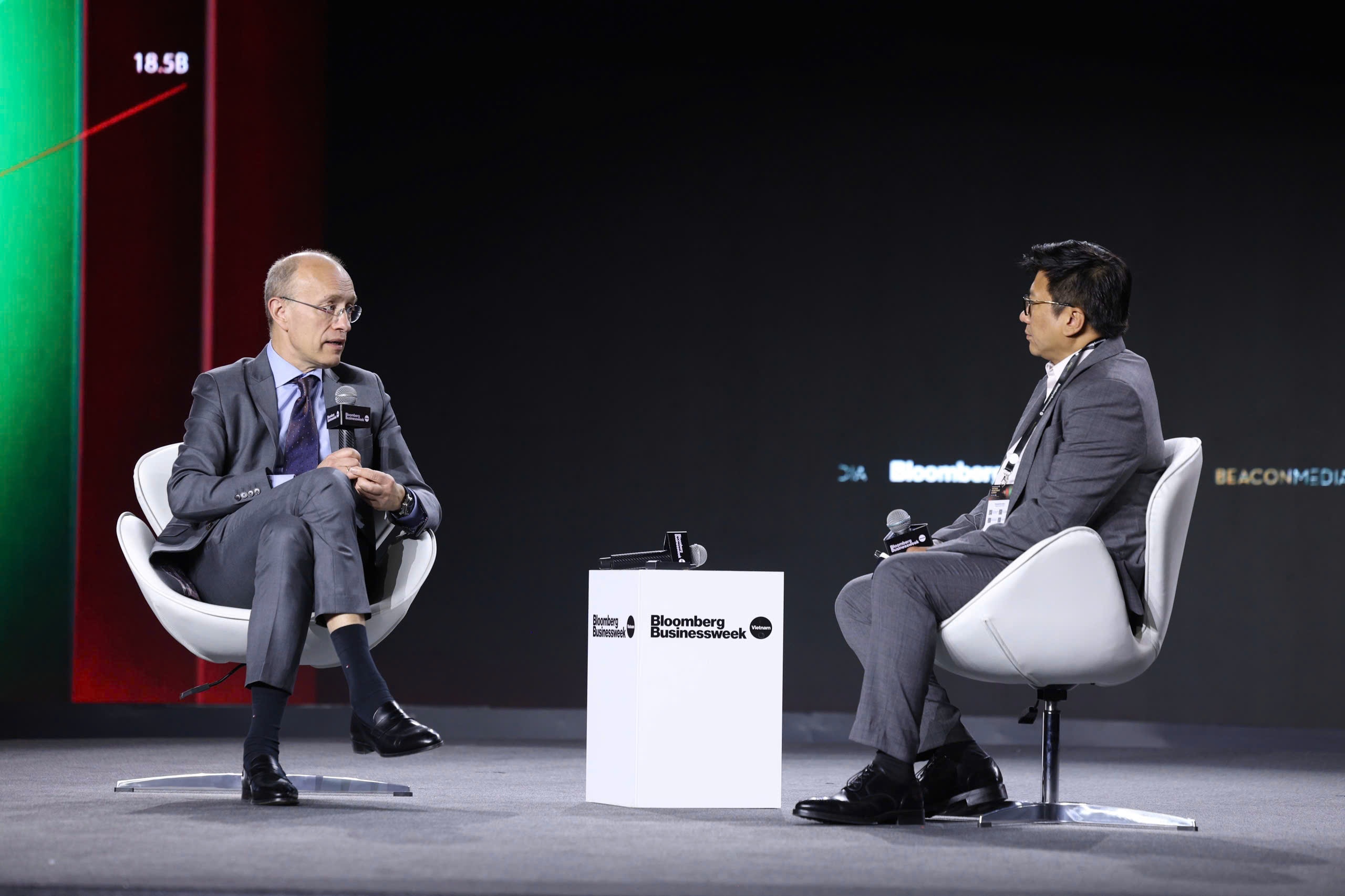 Techcombank, Bloomberg Business Week to chuc Vietnam Investment Summit hinh anh