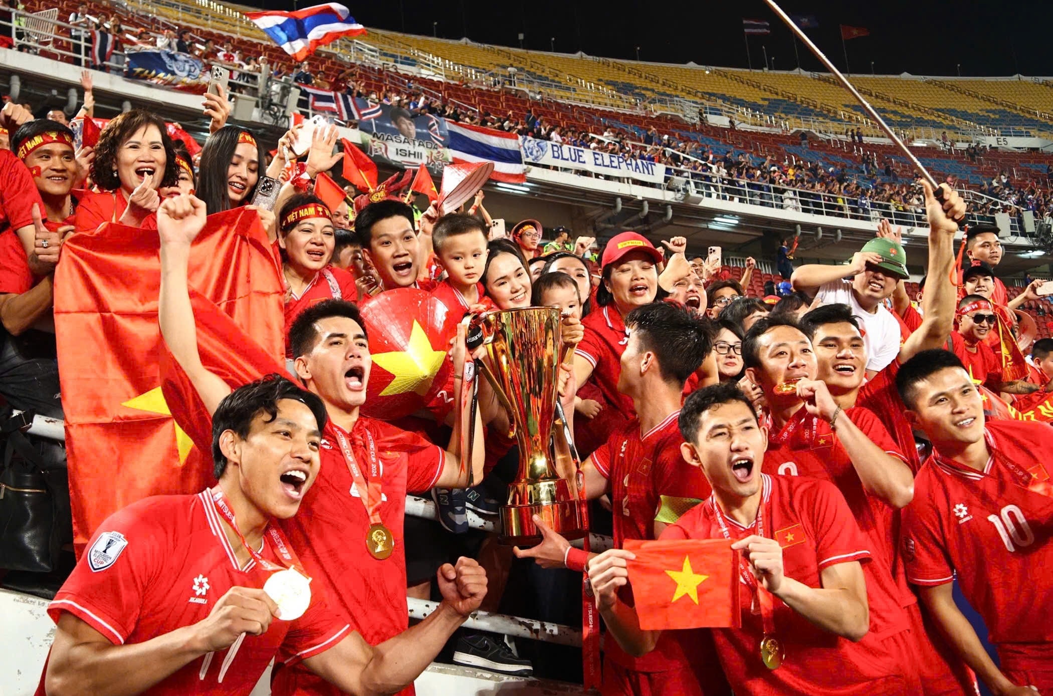 Dien May Xanh, Phuc Long, Grab... 'dua' uu dai mung Viet Nam vo dich hinh anh