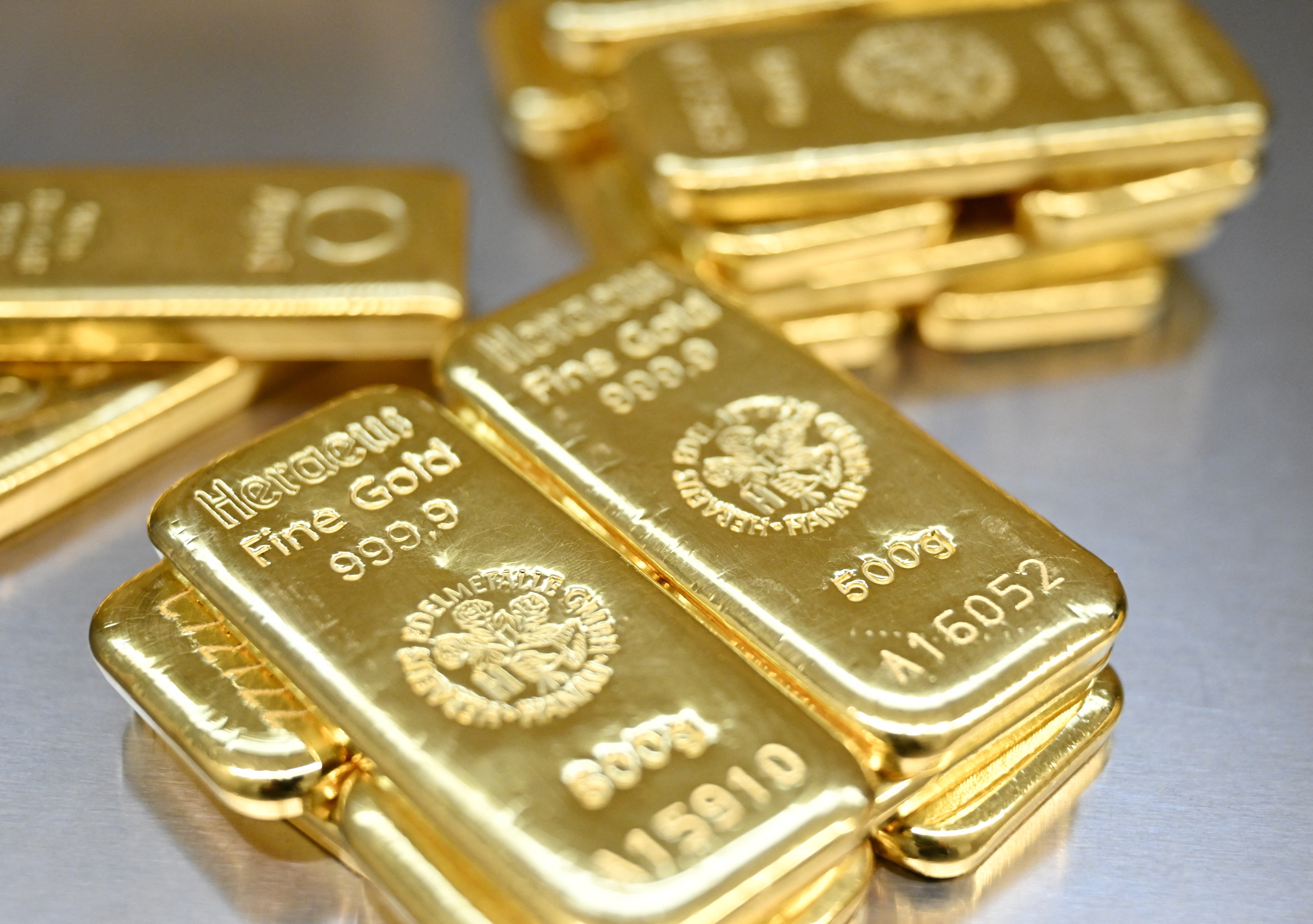 Gia vang the gioi tiep tuc neo cao, tien gan moc 2.900 USD/ounce hinh anh