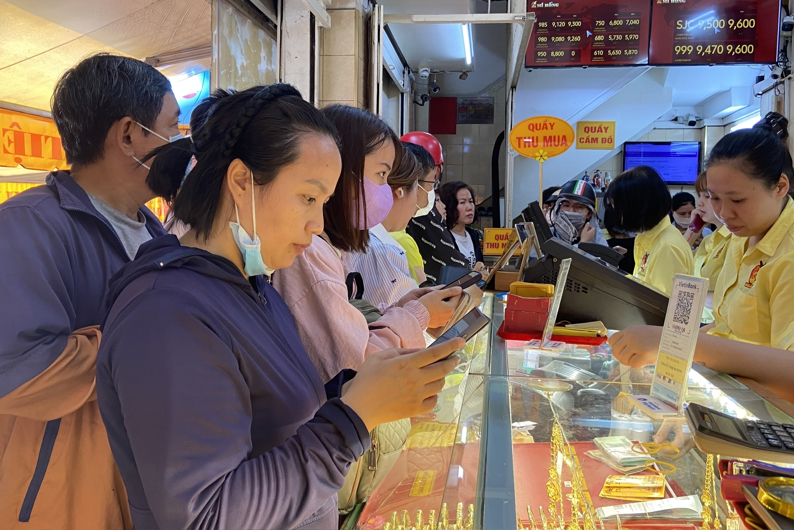 Chi hon 100 trieu dong mua vang giua luc gia tang phi ma hinh anh