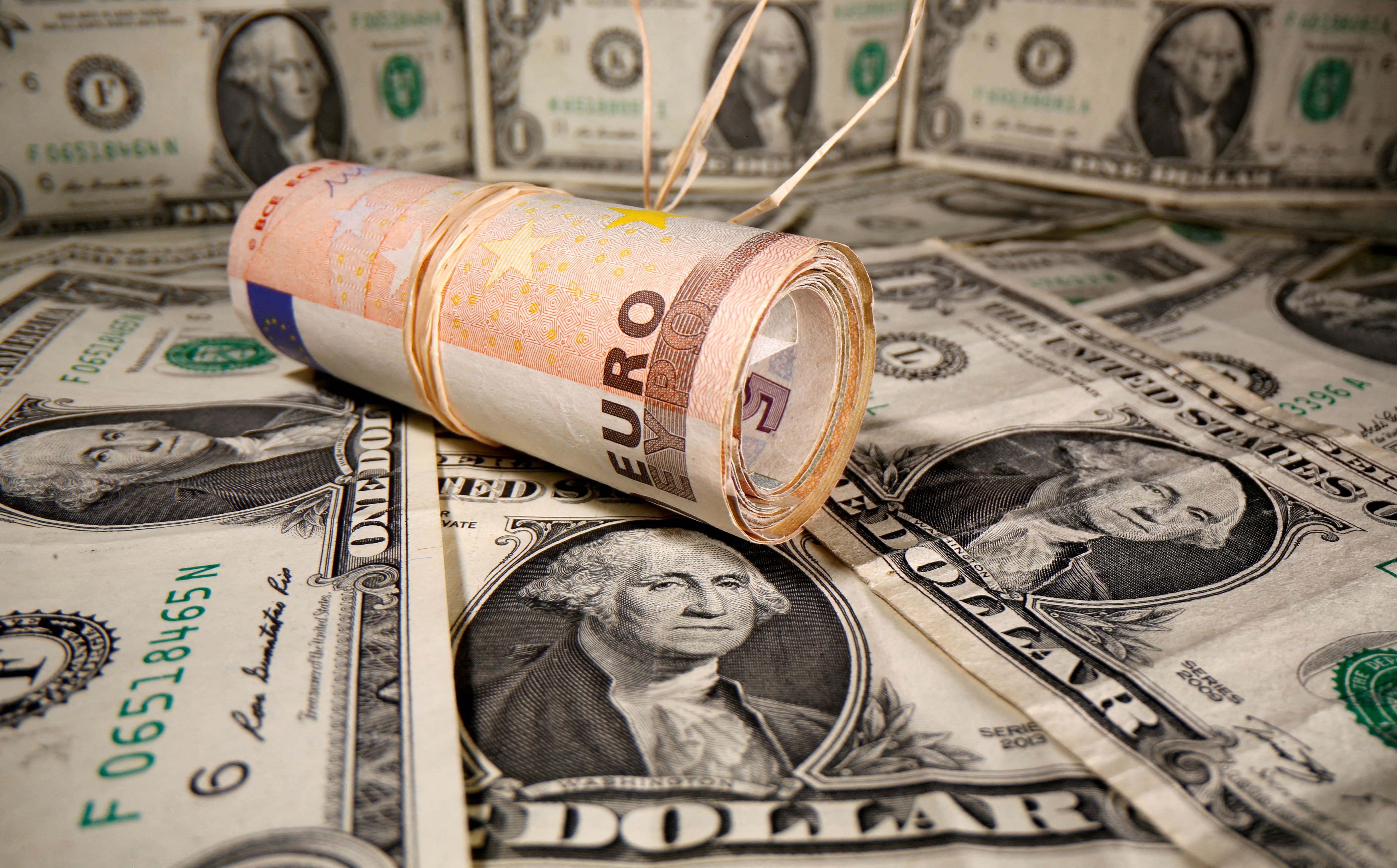 Đồng USD chạm đáy, euro và nhân dân tệ 'lên ngôi'