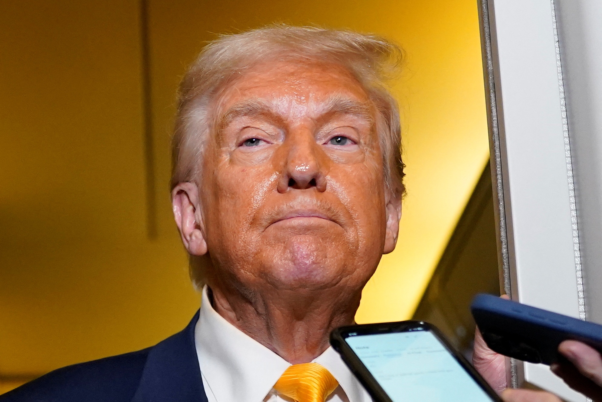 Ap luc khien ong Trump 'chun buoc' hinh anh