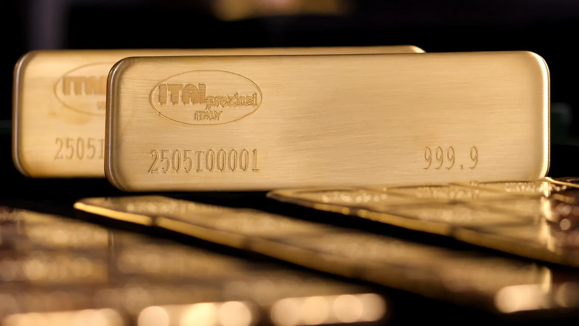 Gia vang the gioi bat ngo lao doc hinh anh