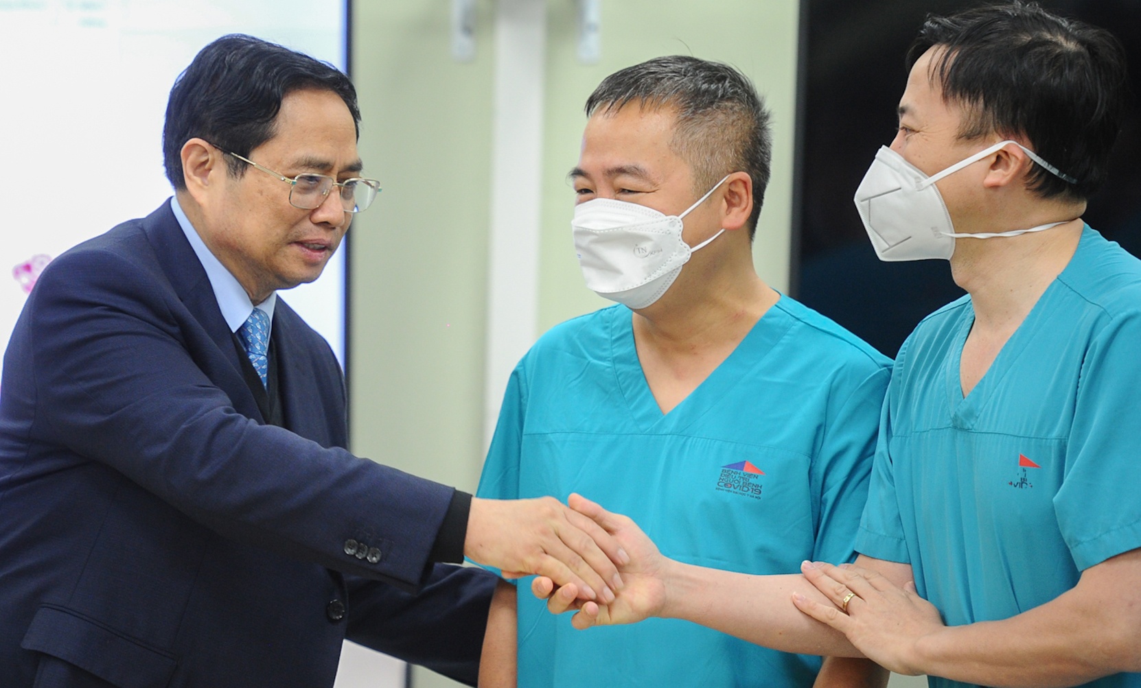 Thu tuong chuc Tet luc luong dieu tri Covid-19 tai Ha Noi hinh anh