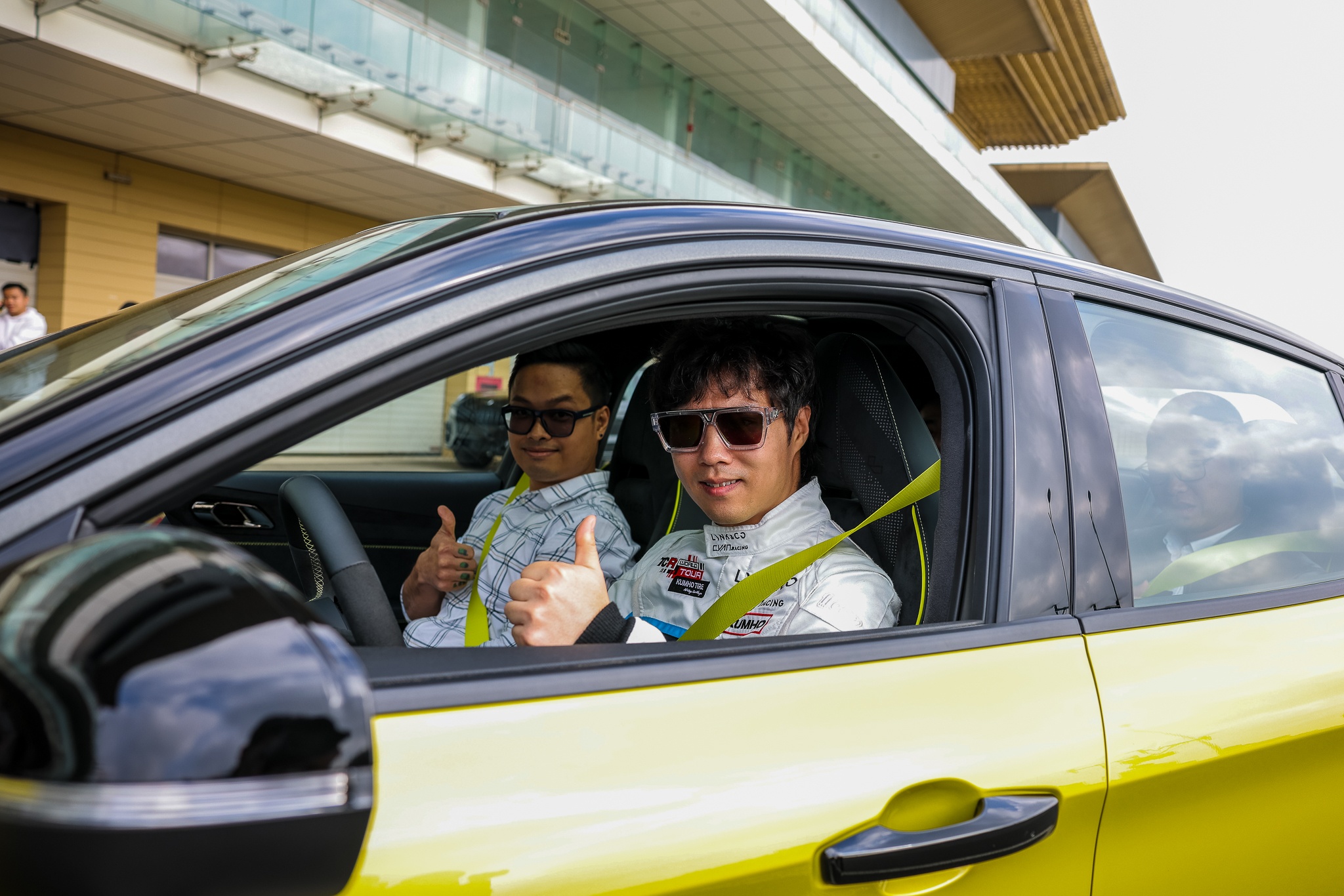 Trai nghiem xe the thao Lynk & Co 03+ cung tay dua F1 tai Ha Noi hinh anh